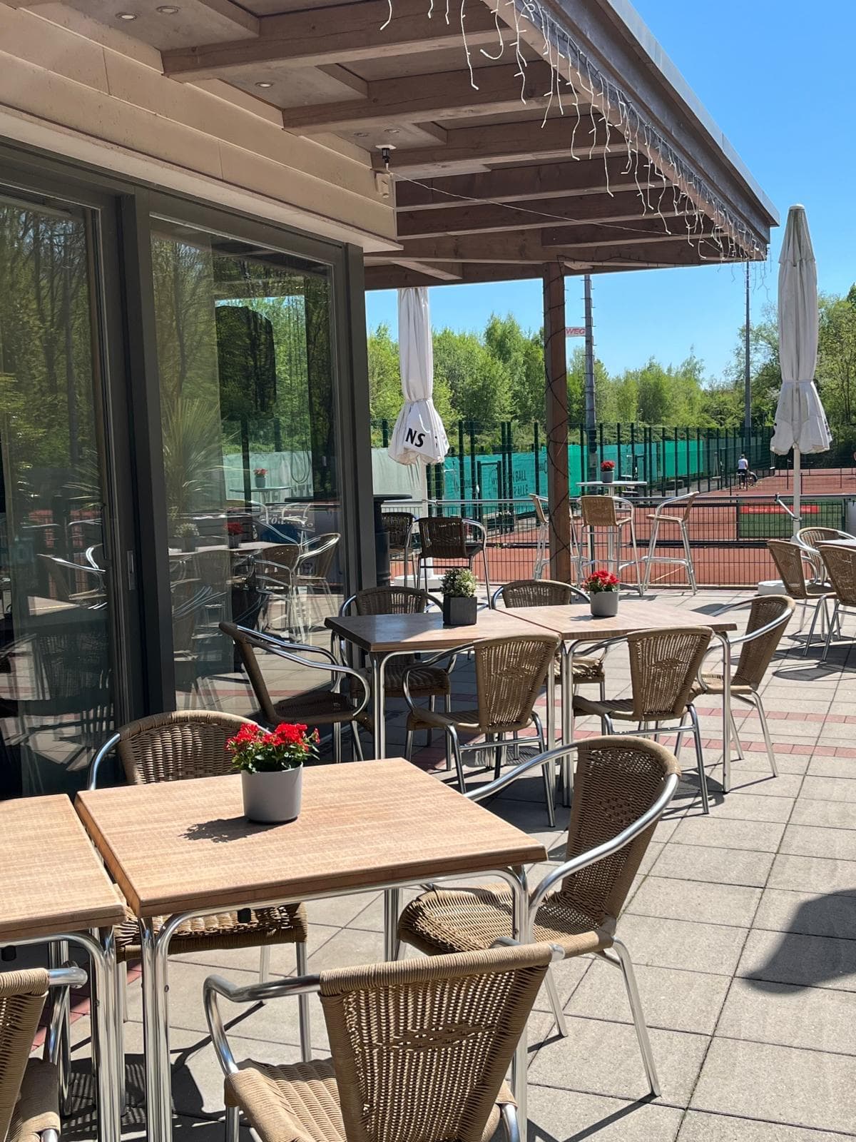 Terrasse mit Tennisplatz-Blick