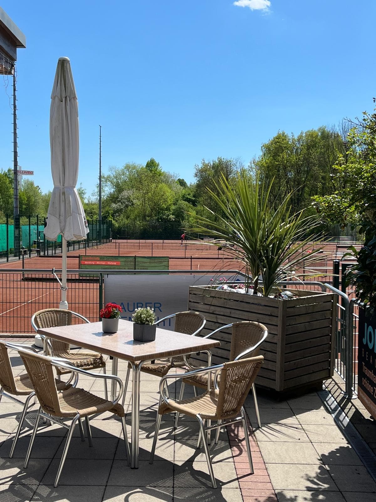 Blick auf Tennisplätze