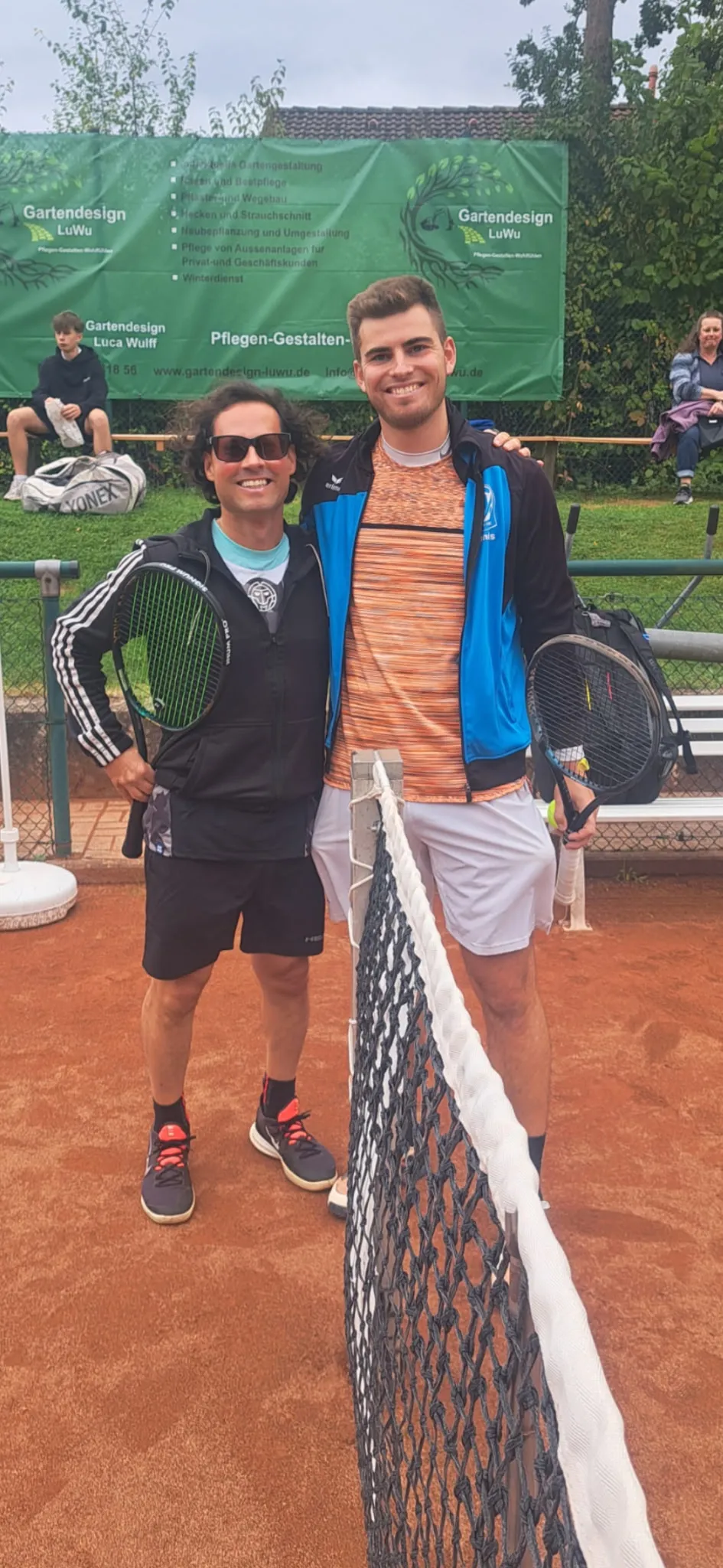 Georgios Martinis und Leon Alberts am Netz nach dem Finale im Herren-Einzel A
