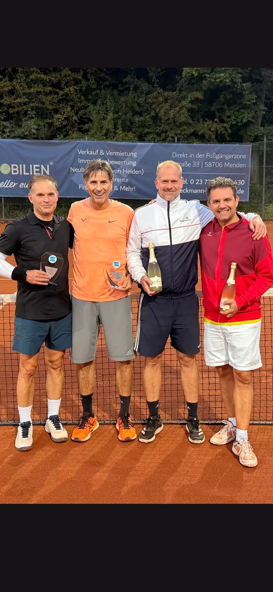 Die vier Finalisten des Herren-Doppels mit ihren Preisen