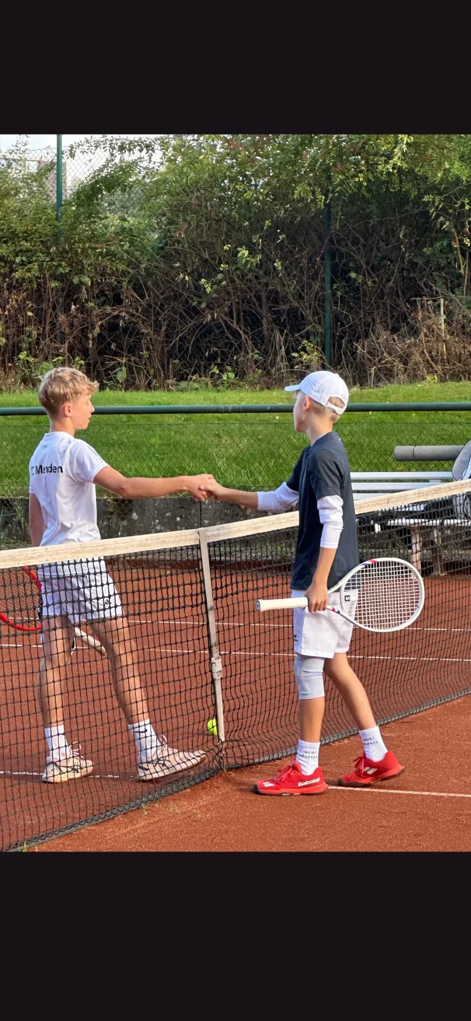 Linus Heckmann und Carl Berndt beim Handschlag am Netz