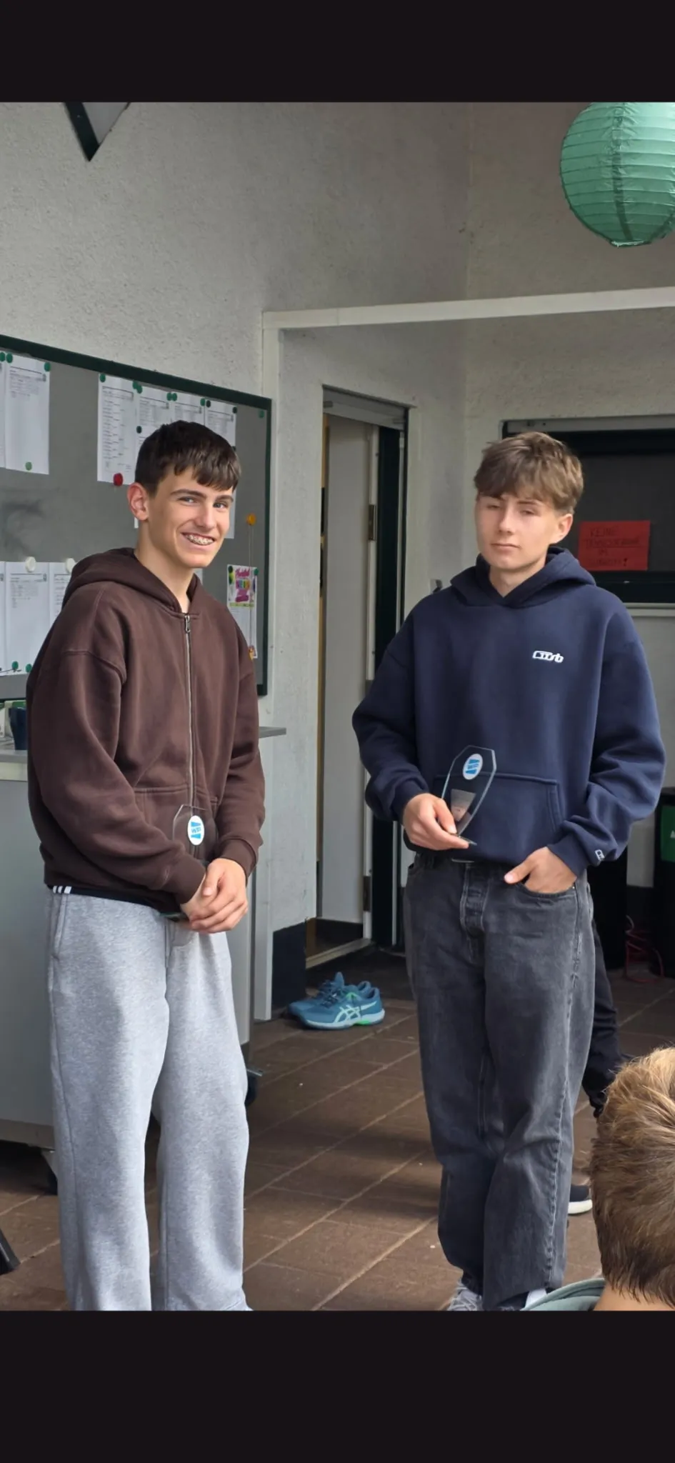 Ben Bauerdick und Lenny Risse mit Tennisschlägern