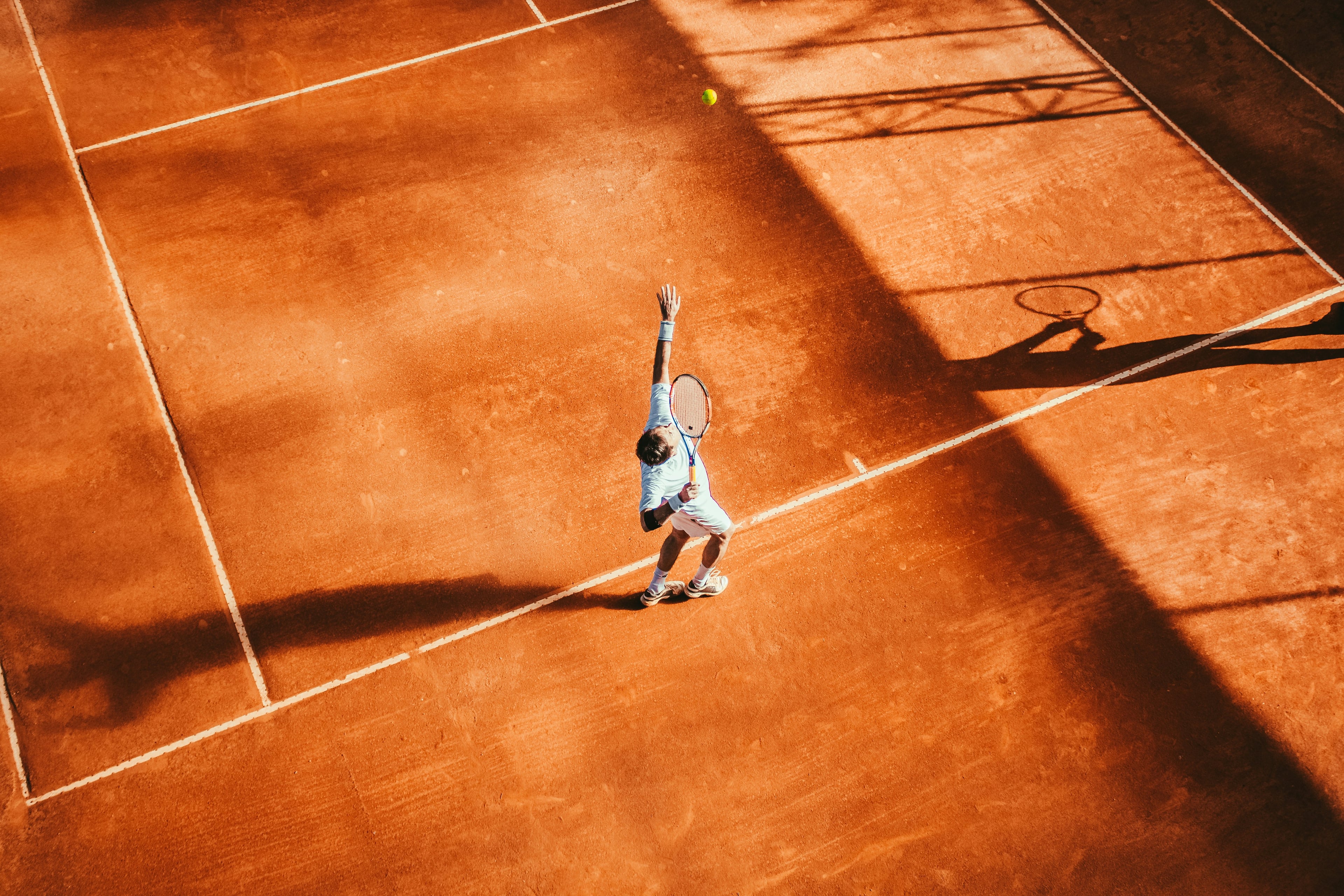Tennis Spieler beim Aufschlag