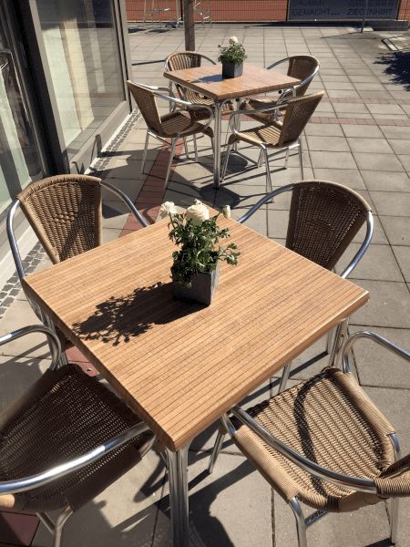 Terrasse mit Tennisplatz-Blick