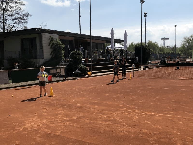 Blick von den Tennisplätzen auf das Clubhaus
