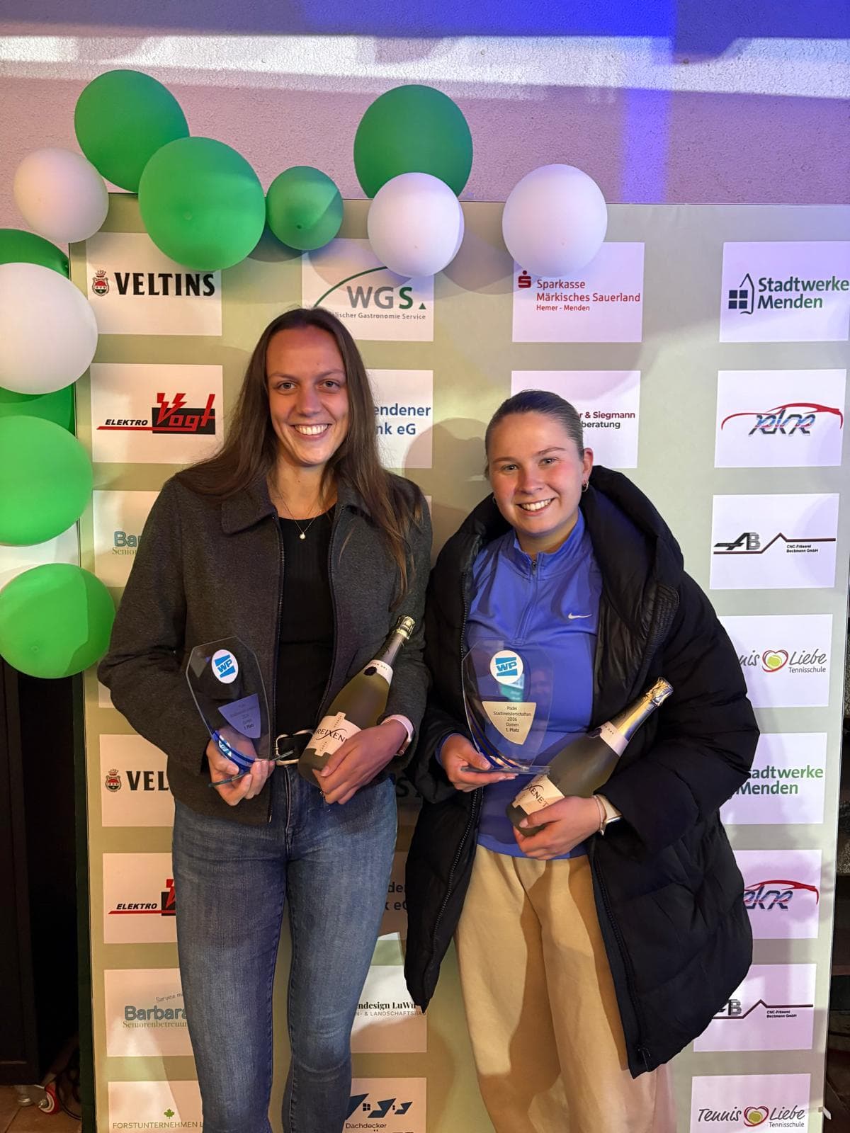 Christin Weißmann und Alisea Bauerdick mit Pokalen nach dem Damendoppel-Finale