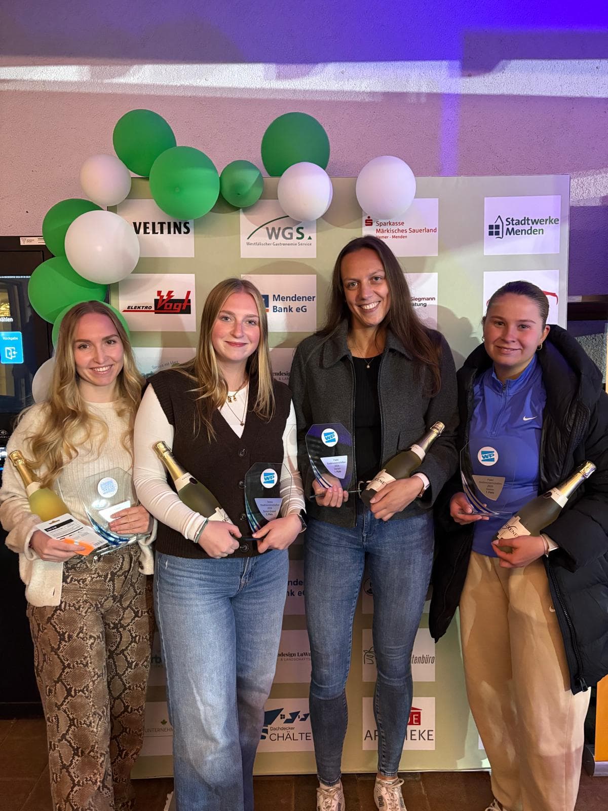 Die vier Finalistinnen des Damendoppels bei der Siegerehrung