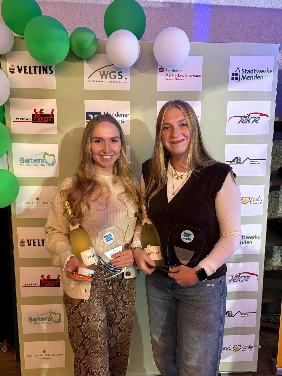 Kristina und Maria Spies mit Pokalen nach dem Sieg im Damendoppel